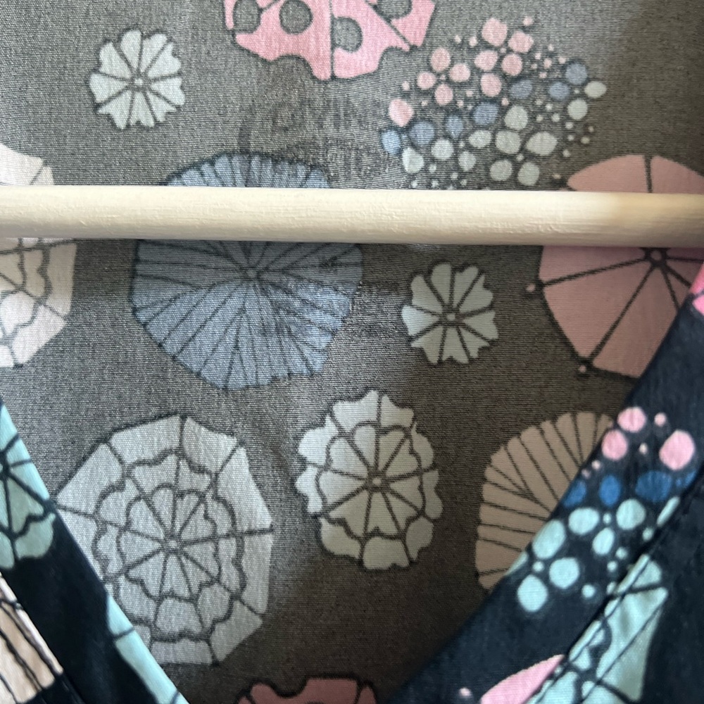 Floral Patterned Scrub Top - Picture 3 of 3